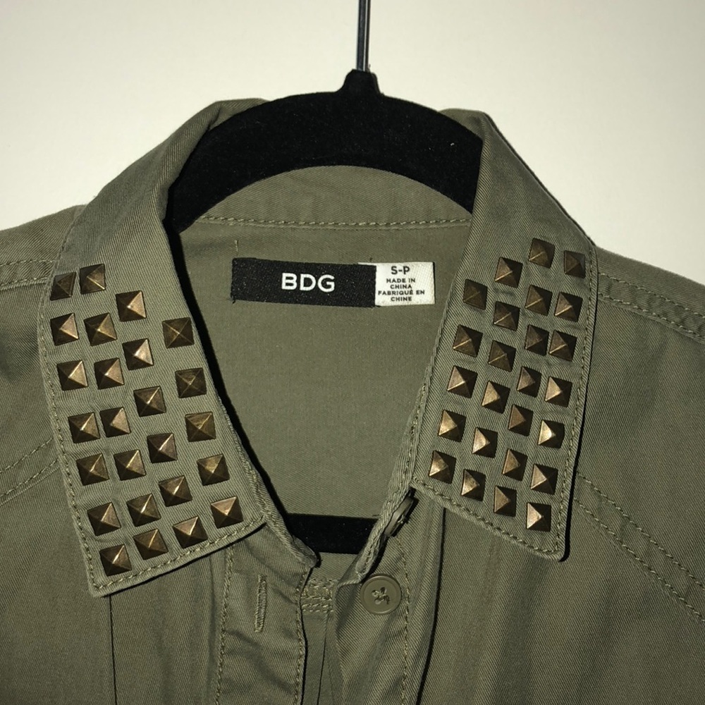 URBAN OUFITTERS LONG SLEEVE WITH STUDDED COLLAR